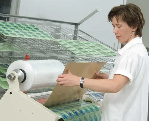 die Dekorfolien werden mit einem Klebelayer versehen