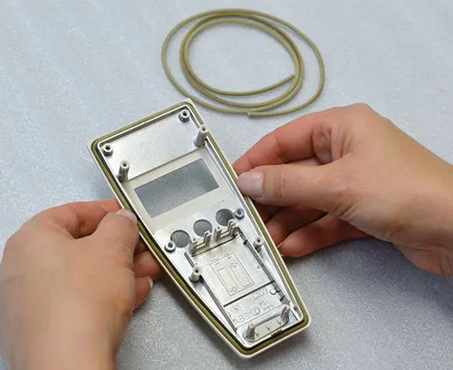 bei Bedarf legen wir die leitenden Dichtungen ins Gehäuse ein