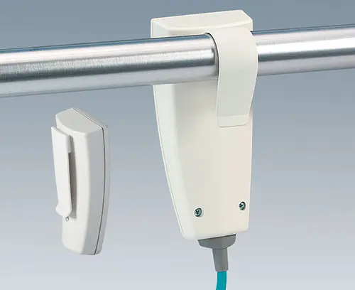 Halteklammer für Rundrohre und praktischer Ansteckclip als Zubehör