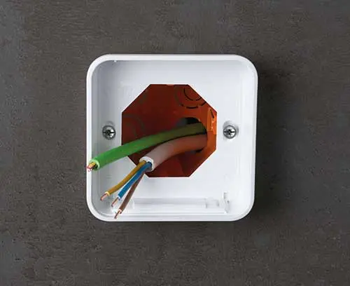 Gehäuseunterteil S84 auf der Schalterdose verschraubt