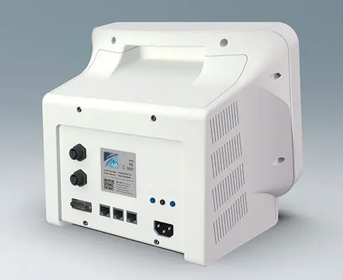 Protection des connecteurs et câbles d'alimentation grâce à un montage en retrait à l'arrière du boitier