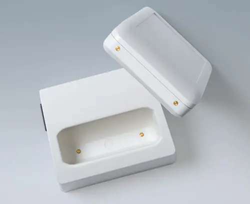 Boitier et socle avec contacts