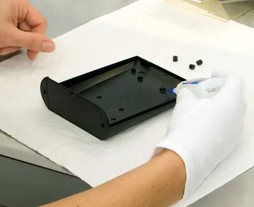 éléments de fixation pour afficheurs, circuits imprimés ...