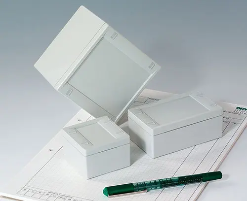 3 tailles; partie inférieure avec beaucoup de place pour les passe-câbles à vis