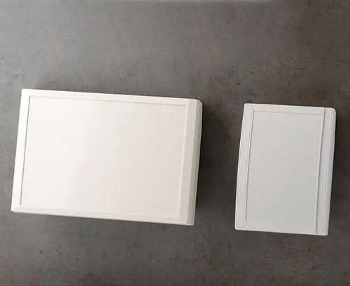 Contenitore per applicazioni a muro inclinato in modo ergonomico