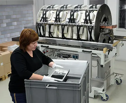 Impianto di metallizzazione: contenitori inseriti nei supporti; tutti i punti che non devono essere metallizzati devono essere coperti