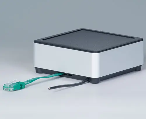 Applicazione con uscita cavo nella parte inferiore (cavo di rete ultrapiatto, cavo rotondo)